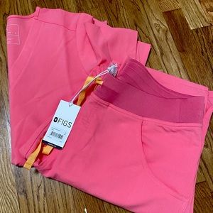 Figs neon pink  - CASMA 3 pocket scrub top (S) / KADE scrub pants (M)